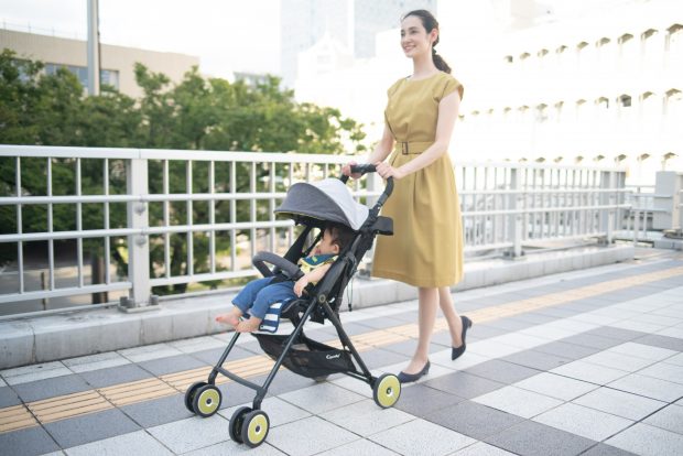 ベビーカーを押す女性